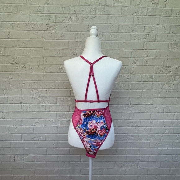 Mary Katrantzou x Victoria’s Secret Robe and Lingerie Set - Picture 7 of 8